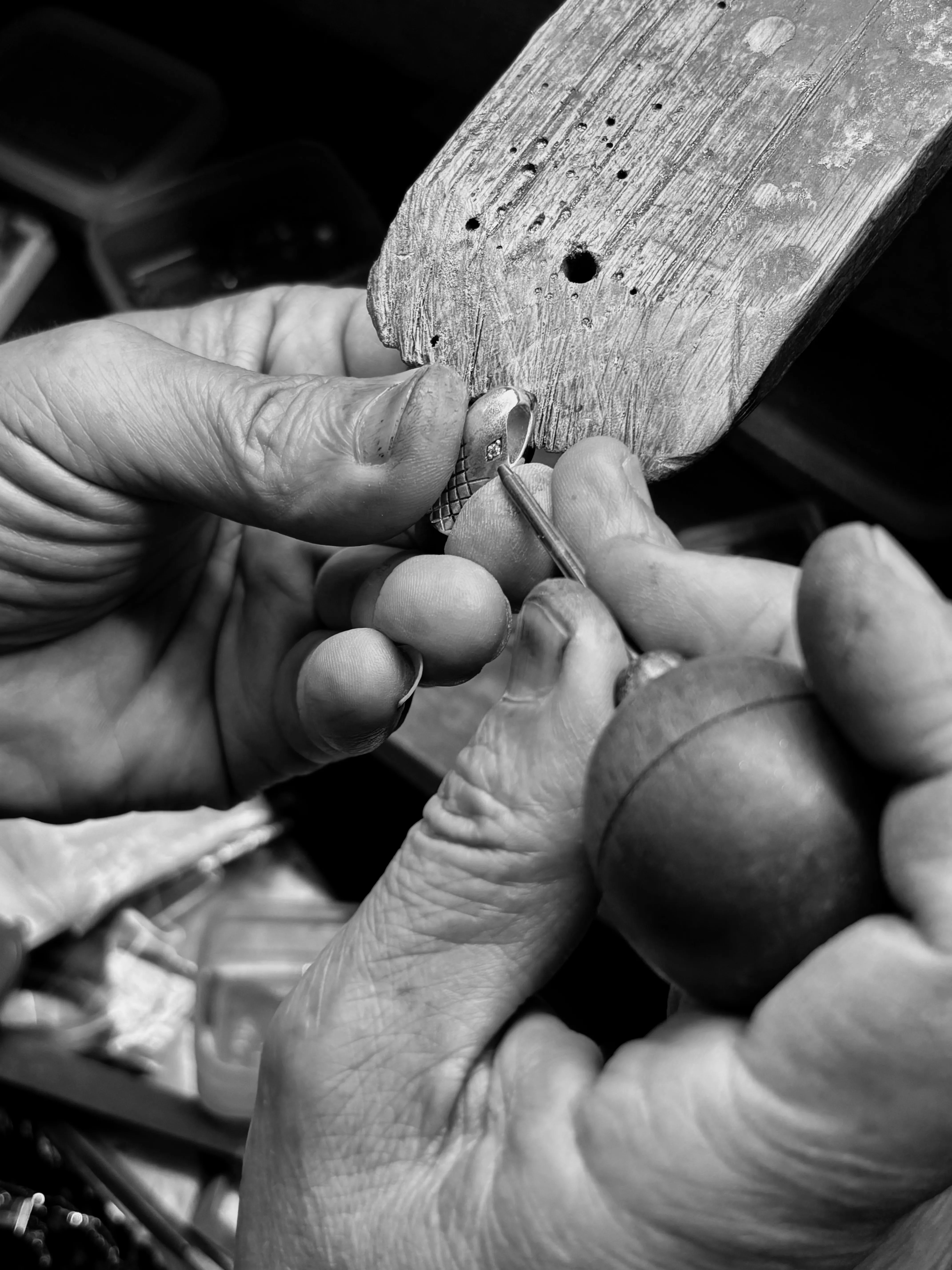 PRIMAのビーズアクセサリーの金具部分を製造する職人の手元画像