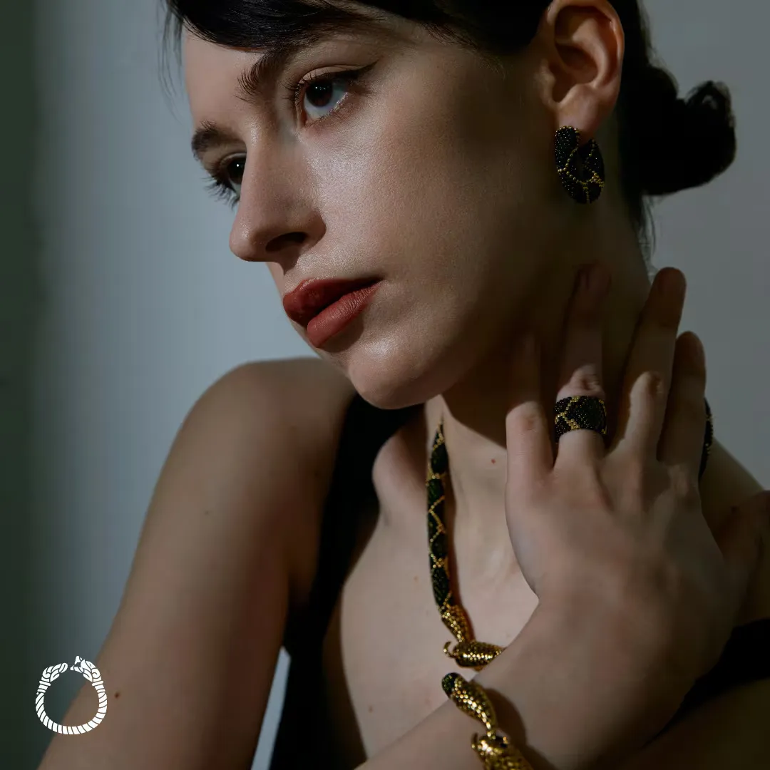 PRIMAのアクセサリーを身につけた女性